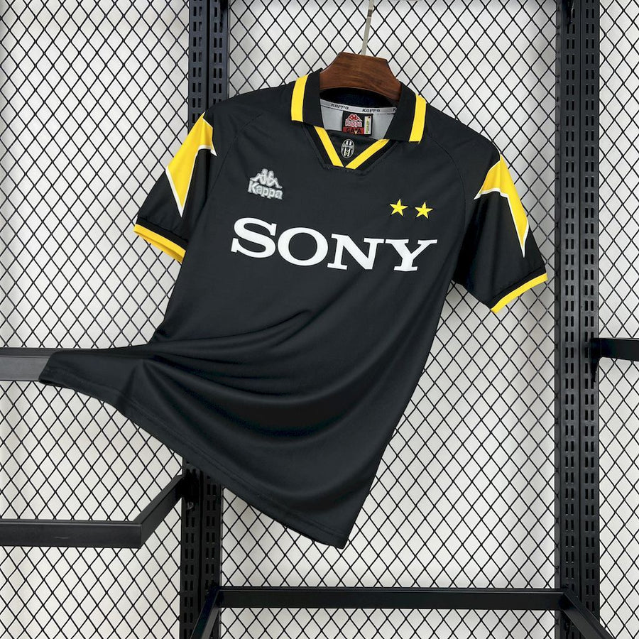 Retro Juventus Third Shirt 1996/97