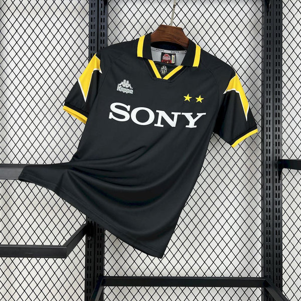 Retro Juventus Third Shirt 1996/97
